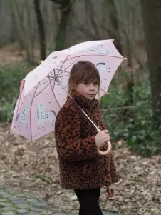 dziecko-z-parasolem-1